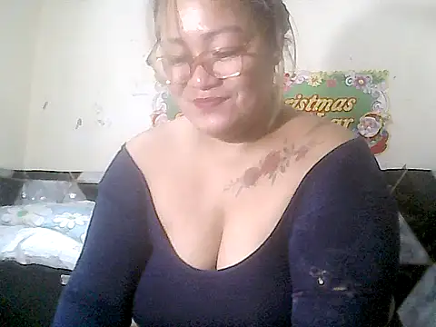 Snapshot of loriepinay46 chatting on 11-30-25, 12:53 loriepinay46 online show from 11-30-25, 12:53