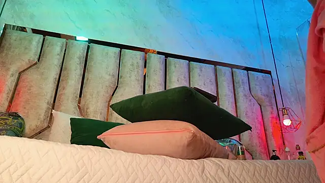 Snapshot of Caroline_palmerr chatting on 12-14-25, 03:23 Caroline palmerr online show from 12-14-25, 03:23