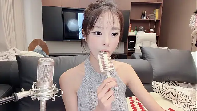 Snapshot of Butterbear chatting on 12-21-25, 03:30 Butterbear online show from 12-21-25, 03:30