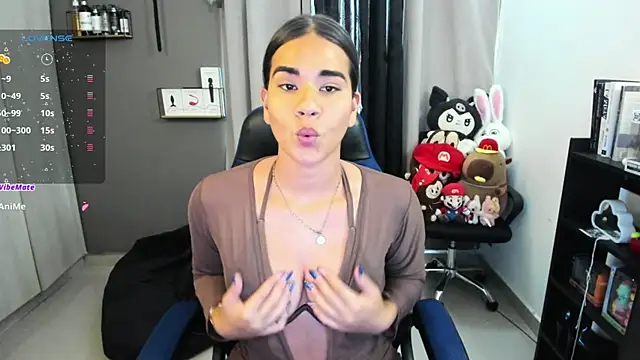 Snapshot of Charlott__V chatting on 06-26-26, 07:51 Charlott V online show from 06-26-26, 07:51