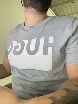 Snapshot of julianlondo111 chatting on 12-19-25, 02:40 julianlondo111 online show from 12-19-25, 02:40