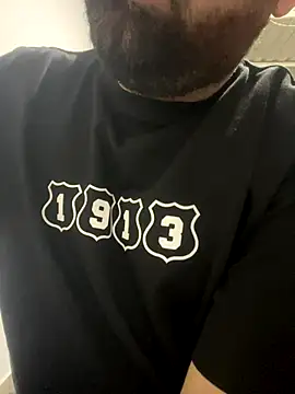 Snapshot of julianlondo111 chatting on 12-23-25, 05:16 julianlondo111 online show from 12-23-25, 05:16