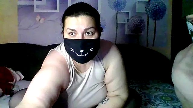 Snapshot of honey_sweet_couple chatting on 12-19-25, 08:05 honey sweet couple online show from 12-19-25, 08:05