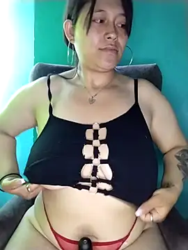 Snapshot of Kitty_25x chatting on 11-25-25, 02:06 Kitty 25x online show from 11-25-25, 02:06