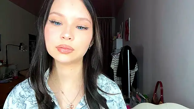 Snapshot of EmmaJonse chatting on 11-17-25, 11:05 EmmaJonse online show from 11-17-25, 11:05