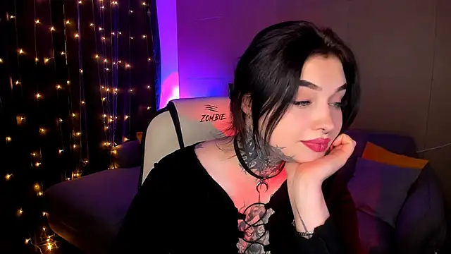 EmilyWoods  online show from 11-20-25, 08:14