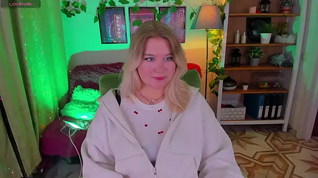 Snapshot of LouiseMous chatting on 11-30-25, 10:36 LouiseMous online show from 11-30-25, 10:36