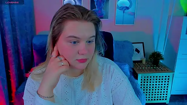 Snapshot of LouiseMous chatting on 12-04-25, 09:01 LouiseMous online show from 12-04-25, 09:01