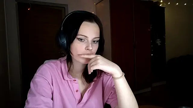 Snapshot of LouiseMarengo chatting on 11-19-25, 05:02 LouiseMarengo online show from 11-19-25, 05:02