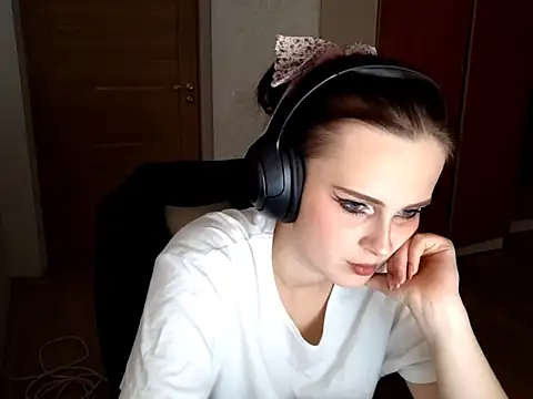 Snapshot of LouiseMarengo chatting on 11-25-25, 05:02 LouiseMarengo online show from 11-25-25, 05:02