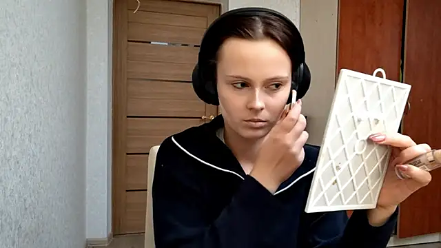 Snapshot of LouiseMarengo chatting on 11-29-25, 12:19 LouiseMarengo online show from 11-29-25, 12:19