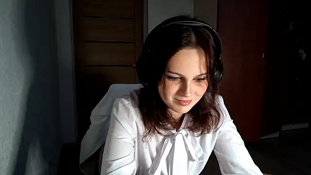 Snapshot of LouiseMarengo chatting on 11-30-25, 01:59 LouiseMarengo online show from 11-30-25, 01:59