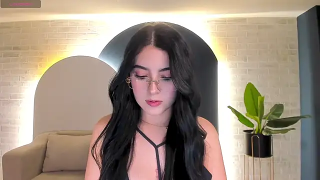 Snapshot of HaileyRoss_ chatting on 05-16-26, 02:19 HaileyRoss online show from 05-16-26, 02:19