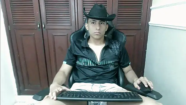 Snapshot of dannyt_hot chatting on 11-18-25, 12:42 dannyt hot online show from 11-18-25, 12:42