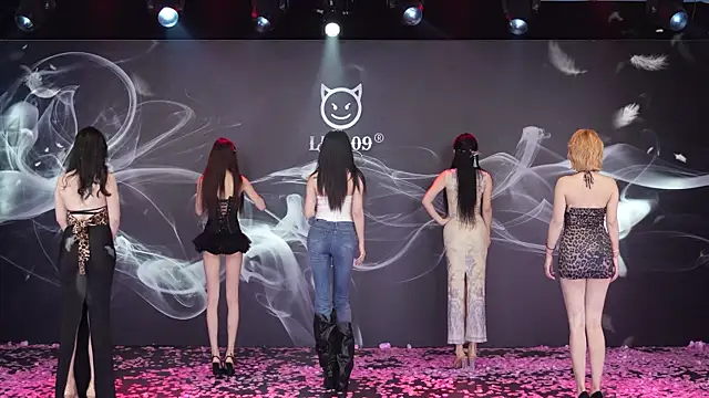 Snapshot of LU-909 chatting on 11-28-25, 08:06 LU-909 online show from 11-28-25, 08:06