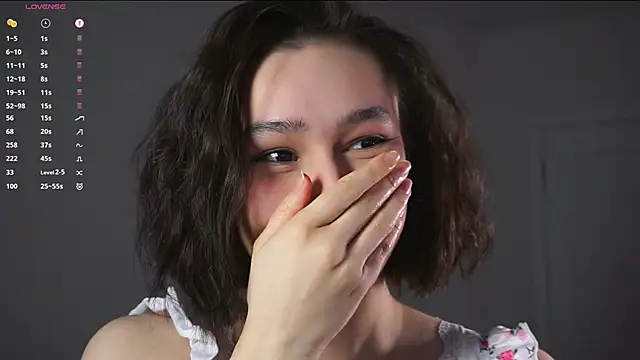 Snapshot of SoftLuna chatting on 12-17-25, 04:29 SoftLuna online show from 12-17-25, 04:29