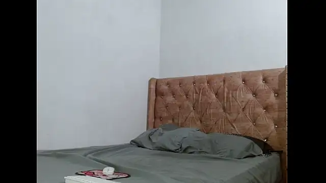 Snapshot of Alexx_and_Valentinoo chatting on 11-18-25, 09:41 Alexx and Valentinoo online show from 11-18-25, 09:41