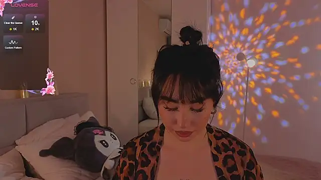 Lia May online show from 11-25-25, 02:11