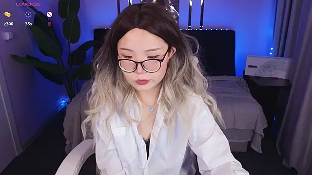 Erica Asti online show from 11-30-25, 03:27