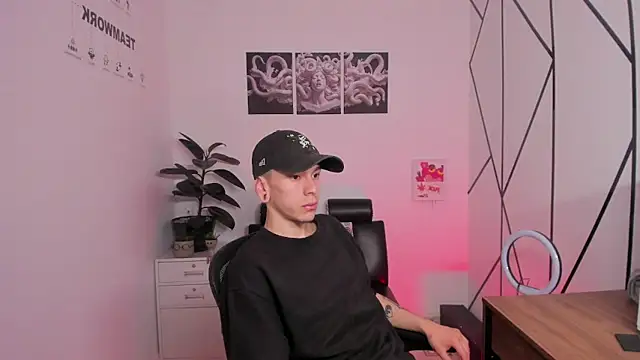 Snapshot of James_Adams_01 chatting on 11-20-25, 01:11 James Adams 01 online show from 11-20-25, 01:11