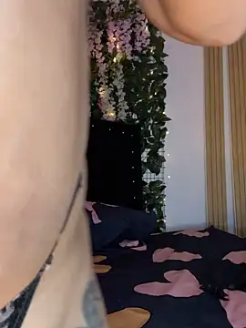 Snapshot of ArielleMillerr- chatting on 11-22-25, 05:12 ArielleMillerr- online show from 11-22-25, 05:12