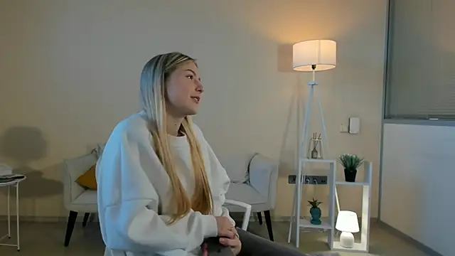 Snapshot of LaunaStrate chatting on 11-20-25, 05:40 LaunaStrate online show from 11-20-25, 05:40