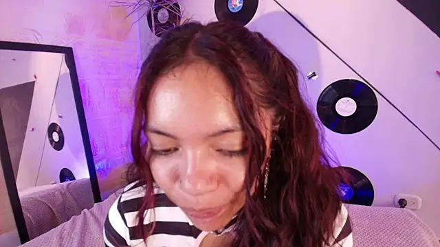 Snapshot of goddess_julieta chatting on 12-19-25, 07:21 goddess julieta online show from 12-19-25, 07:21