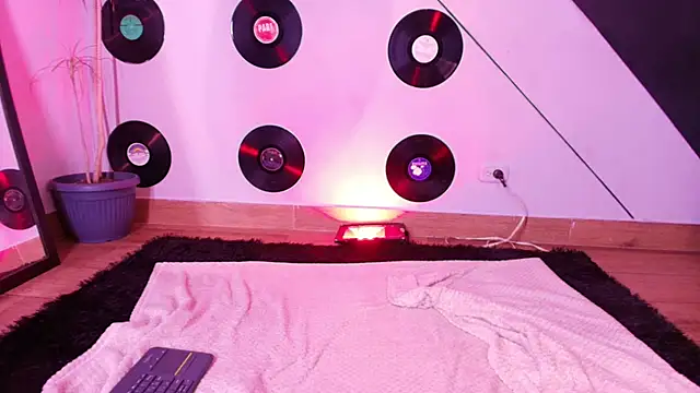 Snapshot of goddess_julieta chatting on 03-11-26, 06:47 goddess julieta online show from 03-11-26, 06:47