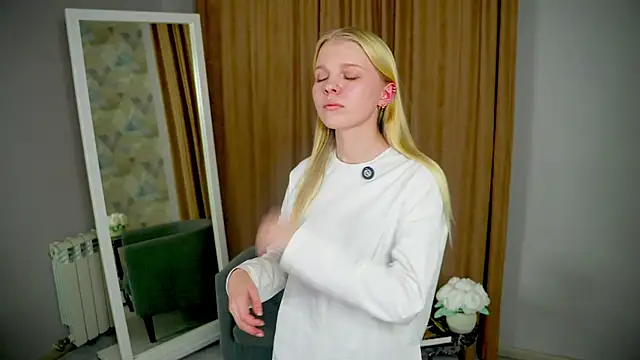 Snapshot of NakitaSwam chatting on 11-19-25, 11:54 NakitaSwam online show from 11-19-25, 11:54