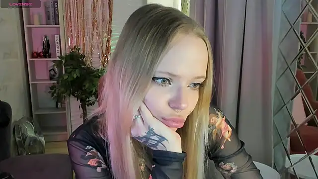 Snapshot of lucy_loy chatting on 01-18-26, 01:48 lucy loy online show from 01-18-26, 01:48