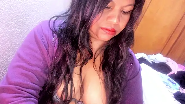 Snapshot of ebonycamelia chatting on 05-10-26, 04:28 ebonycamelia online show from 05-10-26, 04:28