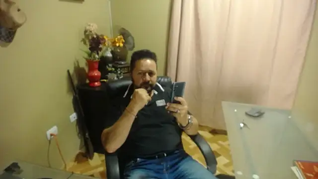 Snapshot of royer_77 chatting on 11-24-25, 12:10 royer 77 online show from 11-24-25, 12:10