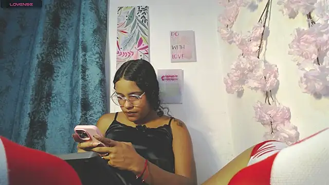 Snapshot of chleo_rosse chatting on 01-05-26, 05:27 chleo rosse online show from 01-05-26, 05:27