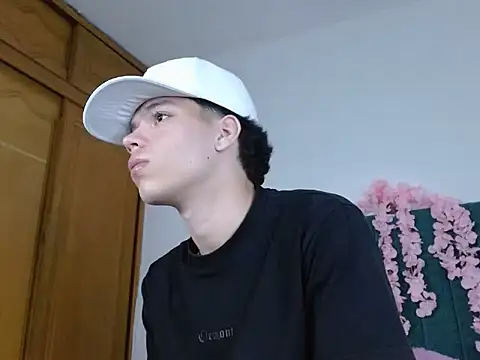 Snapshot of Lincon_Ale chatting on 11-20-25, 06:29 Lincon Ale online show from 11-20-25, 06:29