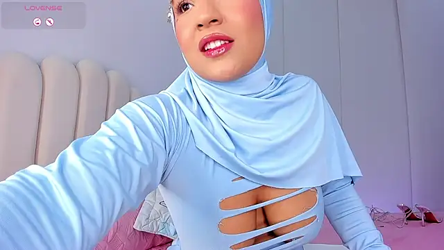 Snapshot of Amira-Zahra chatting on 06-12-26, 10:41 Amira-Zahra online show from 06-12-26, 10:41