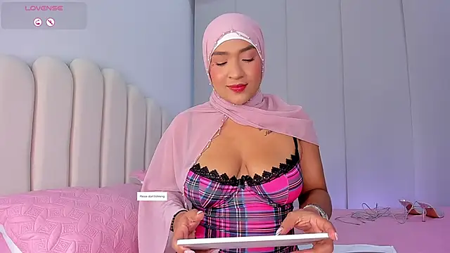 Snapshot of Amira-Zahra chatting on 06-17-26, 10:54 Amira-Zahra online show from 06-17-26, 10:54