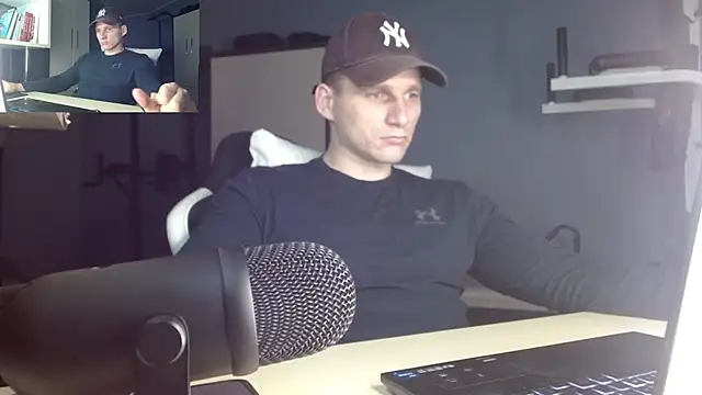 Snapshot of Poliglotjoe1 chatting on 12-17-25, 09:32 Poliglotjoe1 online show from 12-17-25, 09:32