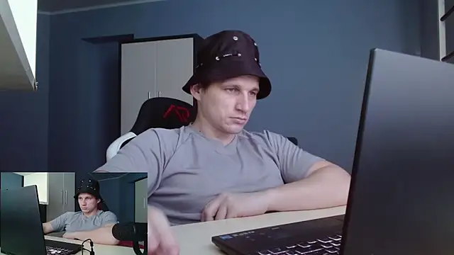 Snapshot of Poliglotjoe1 chatting on 02-10-26, 02:21 Poliglotjoe1 online show from 02-10-26, 02:21