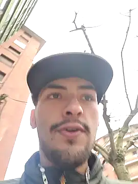 Snapshot of Auron_merrow chatting on 12-21-25, 03:52 Auron merrow online show from 12-21-25, 03:52