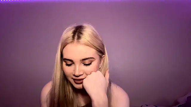 Snapshot of KarissaBoisse chatting on 12-03-25, 02:04 KarissaBoisse online show from 12-03-25, 02:04