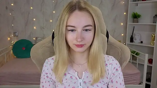Snapshot of Shy_Polly chatting on 07-17-26, 12:06 Shy Polly online show from 07-17-26, 12:06