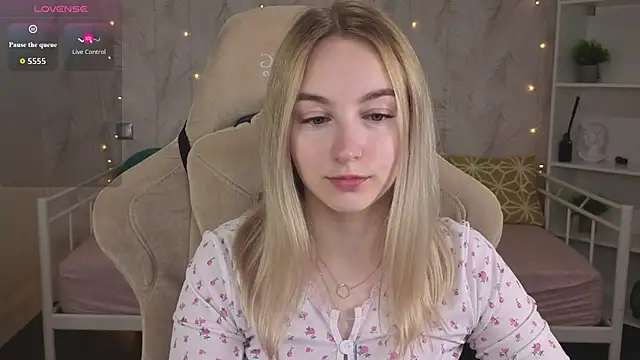 Snapshot of Shy_Polly chatting on 08-07-26, 12:01 Shy Polly online show from 08-07-26, 12:01