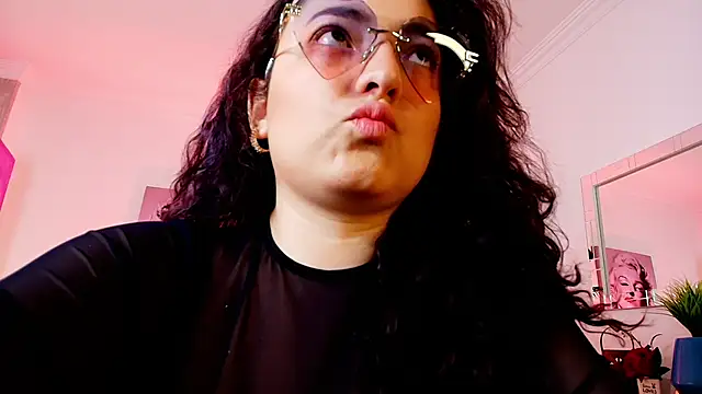 Roxxie saenz   online show from 11-25-25, 11:21