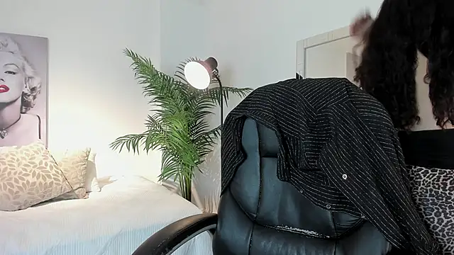 Roxxie saenz   online show from 11-27-25, 11:01