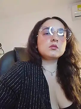 Roxxie saenz   online show from 11-28-25, 11:02