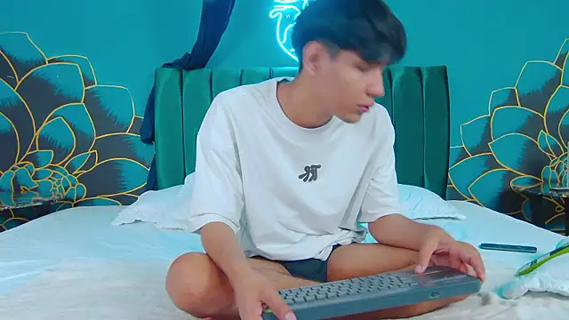 Snapshot of Liam_Sinclair chatting on 02-04-26, 02:01 Liam Sinclair online show from 02-04-26, 02:01