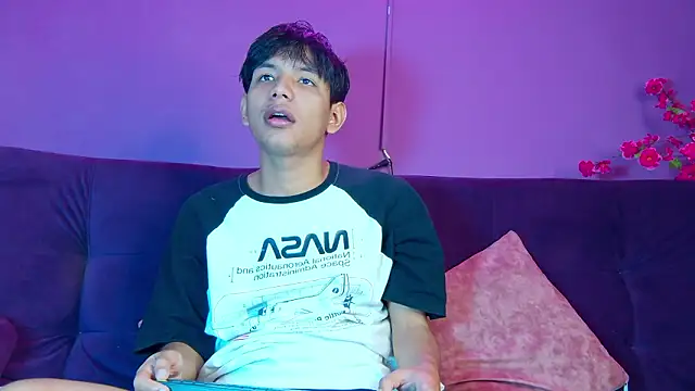 Snapshot of Liam_Sinclair chatting on 03-10-26, 07:52 Liam Sinclair online show from 03-10-26, 07:52