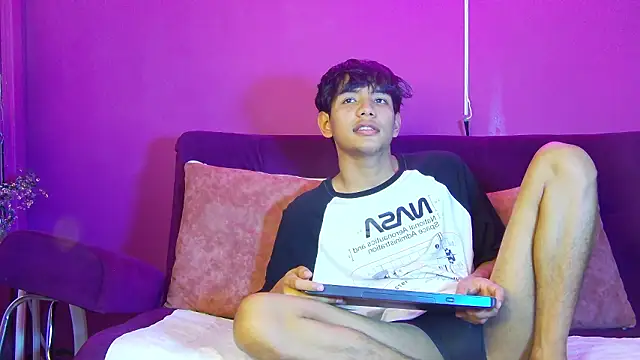 Snapshot of Liam_Sinclair chatting on 03-25-26, 08:48 Liam Sinclair online show from 03-25-26, 08:48