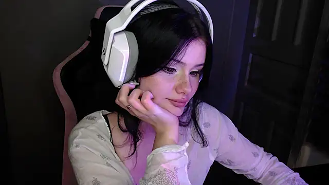 Snapshot of Moon_raven chatting on 12-22-25, 10:18 Moon raven online show from 12-22-25, 10:18