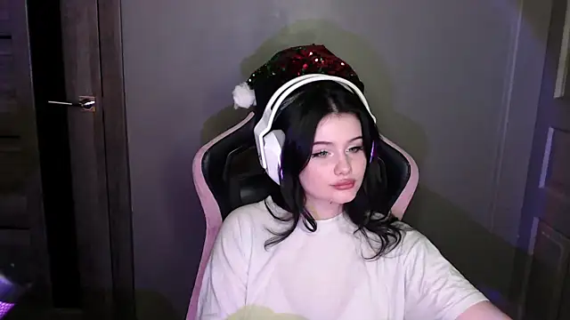 Snapshot of Moon_raven chatting on 01-08-26, 12:24 Moon raven online show from 01-08-26, 12:24